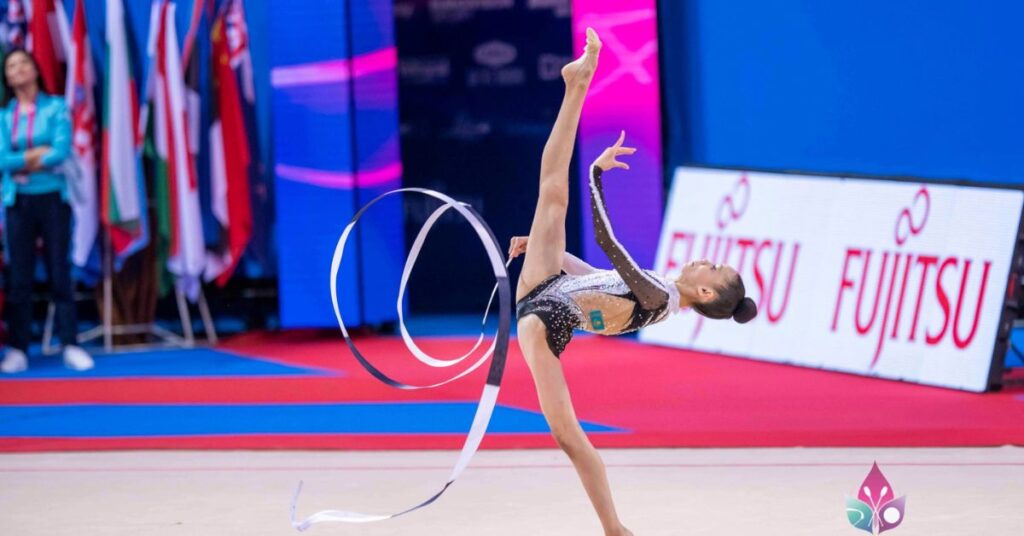 Akmaral Yerekesheva foi a melhor ginasta com a fita: 25.700 | Foto: Anna Nedkova