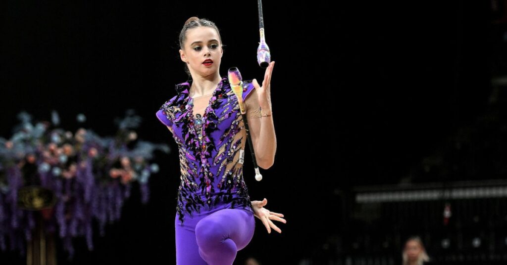 Taisiia Onofriichuk conquistou ouro nas maças e na fita. | Foto: Anna Kull