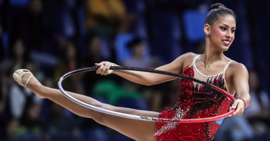 Ariana Croes, de 18 anos, se tornou a primeira ginasta de Aruba a participar de um Mundial de GR | Foto: Ivan Carvalho/CBG