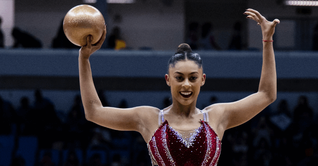 Barbara Domingos superou as falhas no treino de pódio e passou bem pelo arco e pela bola. Foto: MeloGym/CBG