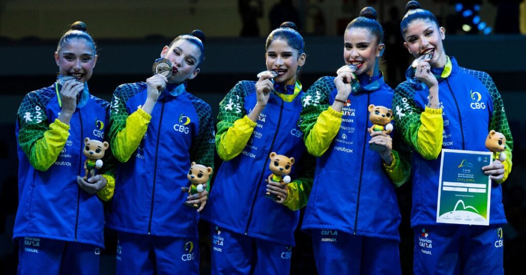 Mariana, Sofia, Nicole, Sofia e Duda celebram a prata no pódio. | Foto: Ivan Carvalho/CBG