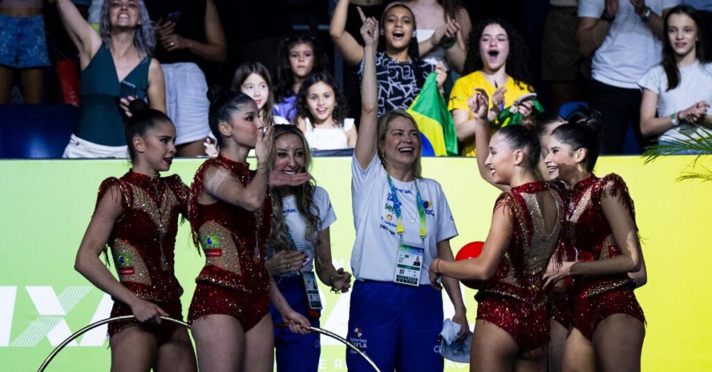 Camila Ferezin comemora a medalha de prata da competição geral do Mundial do Rio junto com as ginastas. | Foto: Ivan Carvalho/CBG