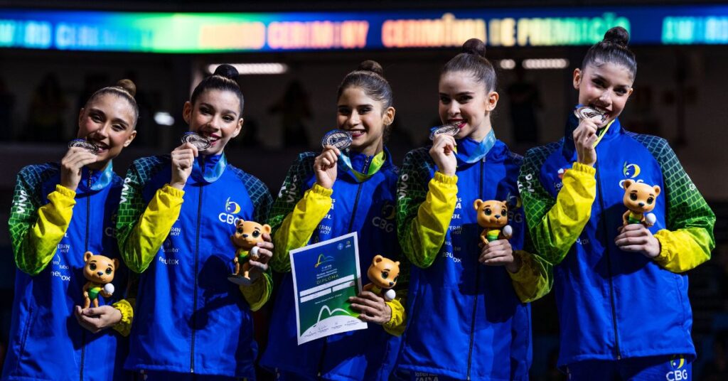 Mariana, Maria Paula, Nicole, Sofia e Duda e a inédita prata no Mundial do Rio. | Foto: Ivan Carvalho/CBG
