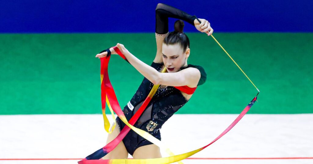 Darja Varfolomeev brilhou com a fita e ainda levou os ouros da bola e das maças. | Foto: Ivan Carvalho/CBG