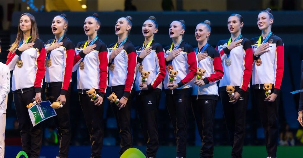 Desta vez, o hino foi tocado corretamente e as atletas fizeram questão de cantar bem alto. | Foto: Ulrich Faßbender