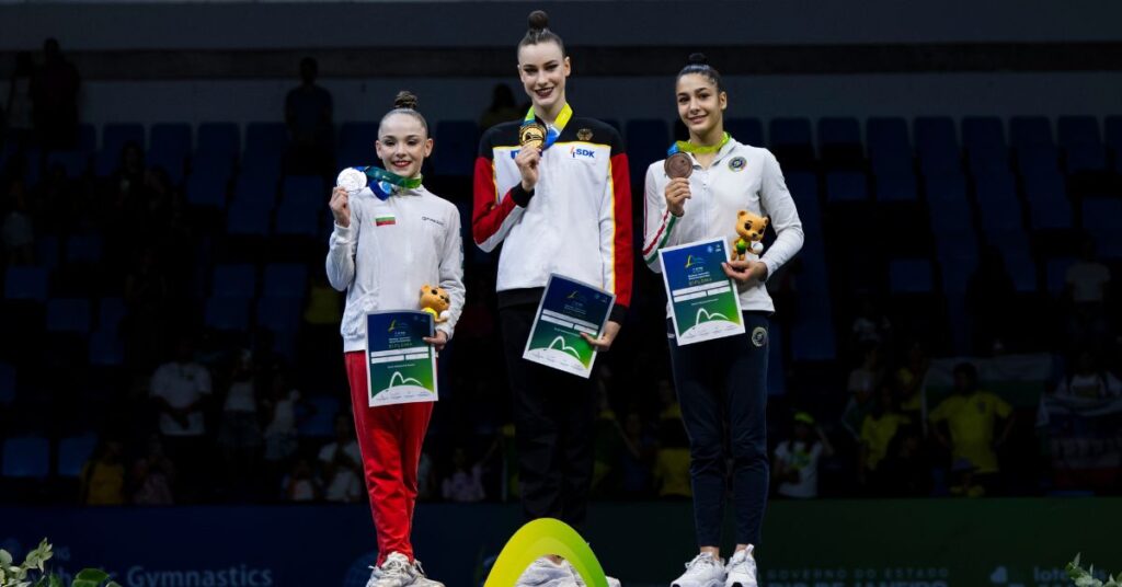 Darja Varfolomeev (centro) conquistou mais um título mundial. Stiliana Nikolova foi prata e Sofia Raffaeli ganhou o bronze. | Foto: Ivan Carvalho/CBG