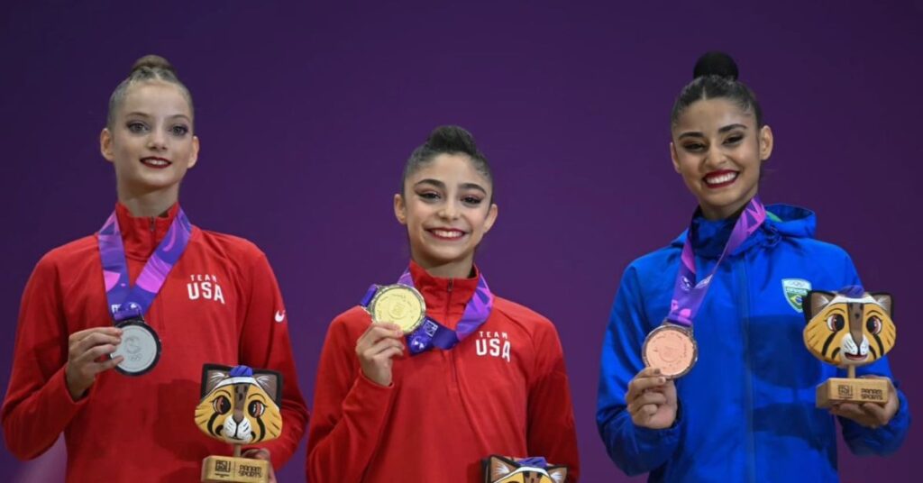 Natalie De La Rosa (centro), Anna Filipp (esquerda) e Sarah Mourão formaram o pódio do individual geral nos Jogos Pan-Americanos Júnior. | Foto: Divulgação UPAG