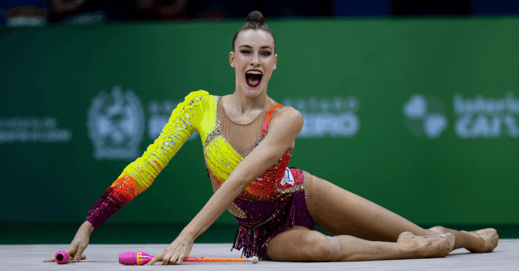 Darja Varfolomeev alcançou a maior nota de toda competição com as maças. | Foto: Ivan Carvalho/CBG