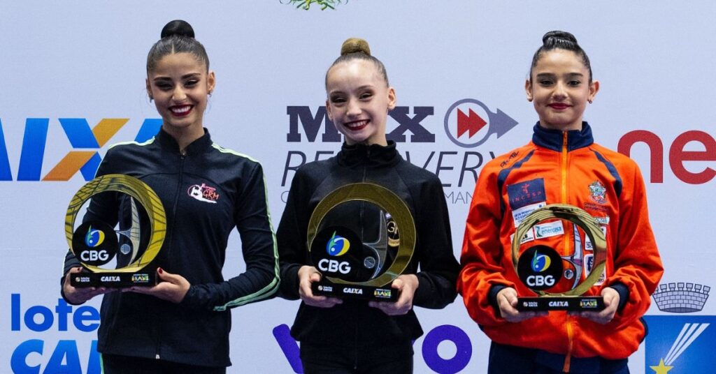 Beatriz Vieira (centro) é a nova campeã brasileira juvenil. | Foto: MeloGym/CBG