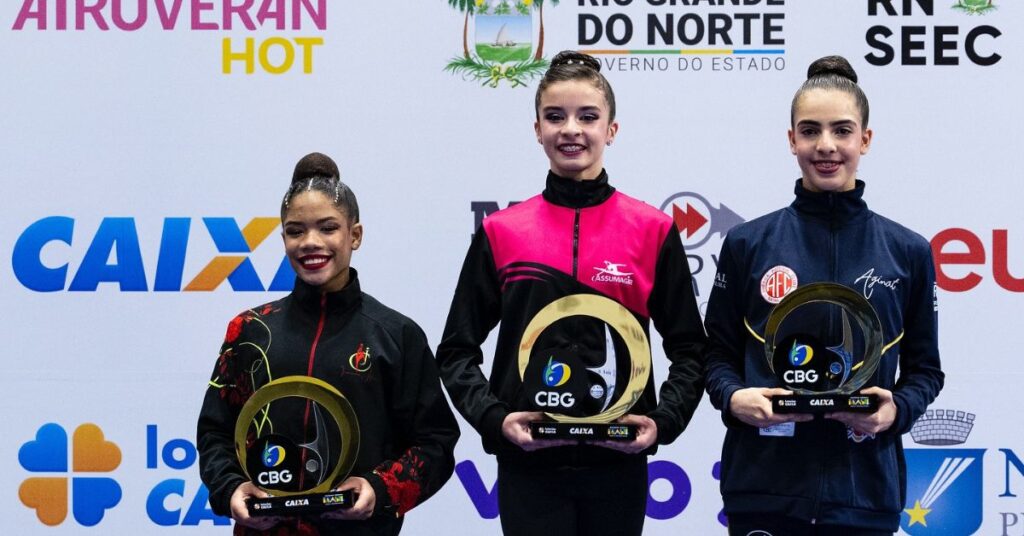 Ana Julia Nantes (ao centro) conquistou o título de campeã brasileira no Nível II. | Foto: MeloGym/CBG