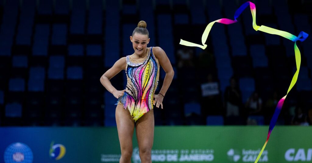 A série ao som de Ivete Sangalo deu o ouro para Tara Dragas na final de fita. | Foto: MeloGym/CBG