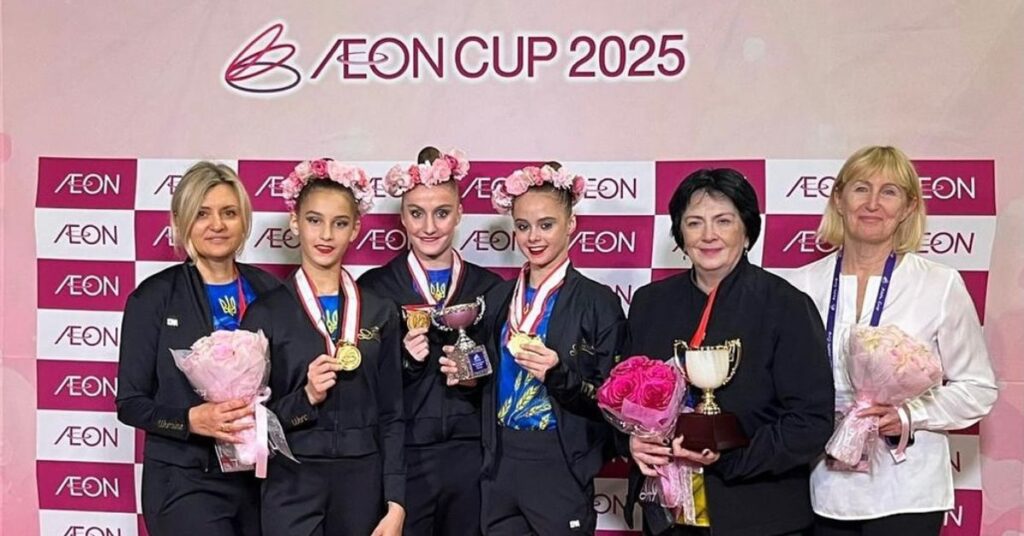 Ginastas e treinadoras da Deriugina School celebram o campeonato da AEON Cup. | Reprodução: Instagram