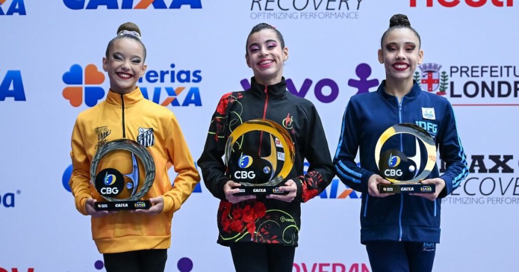 Sophia Rocha, do Colégio Jardins/SE (centro), ganhou o título da Divisão 3 (12 anos). | Foto: Adriano Bissoli/CBG