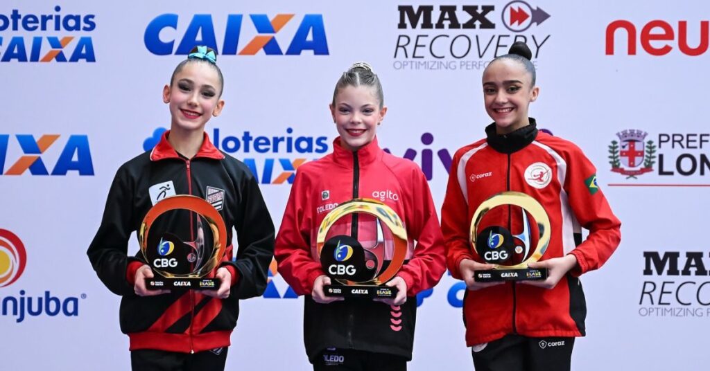 Julia Lorenzatto, da AGITO/PR (centro), foi a campeã brasileira da Divisão 4 (13 anos). | Foto: Adriano Bissoli/CBG