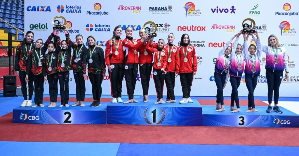 Ginastas e treinadoras da Escola de Campeãs (ES), Clube Jardins (SE) e ADGR São Caetano (SP) celebram a conquista por equipes do Brasileiro Infantil. | Foto: Adriano Bissoli/CBG