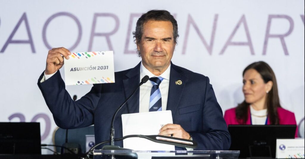 O presidente da Organização Desportiva Pan-Americana, Neven Ilic, apresenta o resultado da votação. | Foto: PanAm Sports