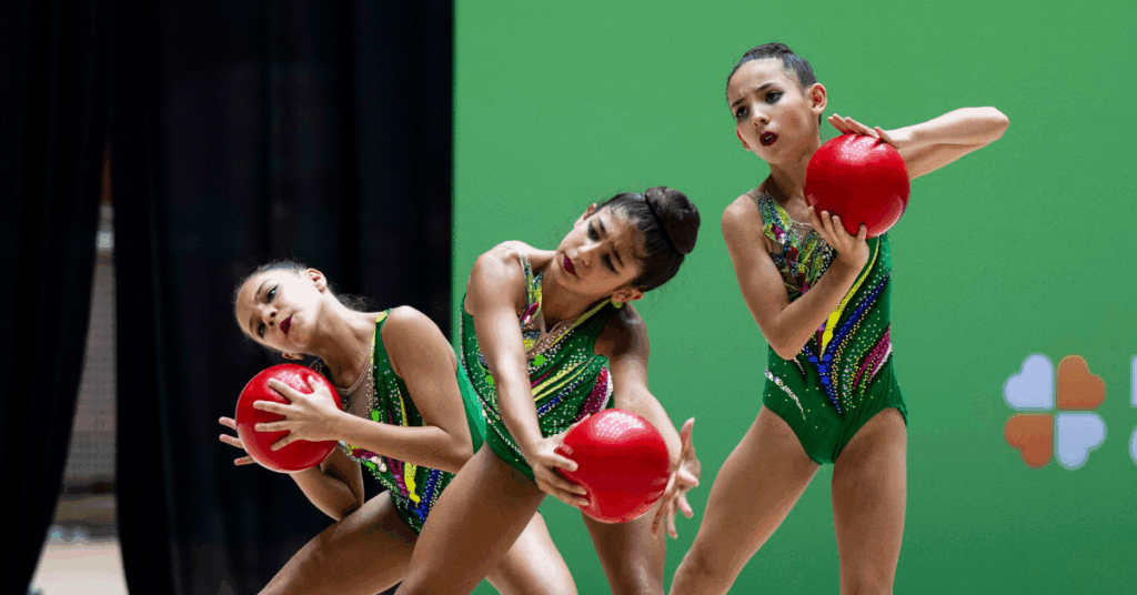O trio do Colégio São Carlos foi o grande campeão da categoria pré-infantil. | Foto: MeloGym/CBG