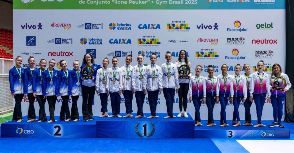 O pódio do infantil com os conjuntos da UNOPAR (centro), Clube Esperia e ADGR São Caetano do Sul. | Foto: MeloGym/CBG