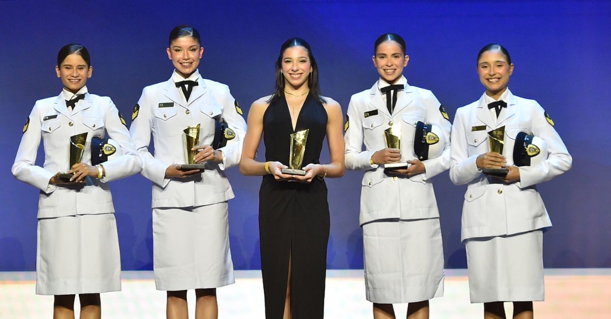 Nicole Pircio, Duda Arakaki, Maria Paula Caminha, Sofia Madeira e Mariana Gonçalves sobem ao palco para receber o Prêmio Brasil Olímpico. | Foto: Paulo Mumia/COB