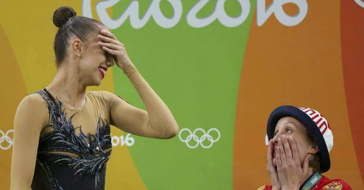Margarita Mamun e Amina Zaripova celebram o título olímpico em 2016. | Foto: International Gymnastics Magazine