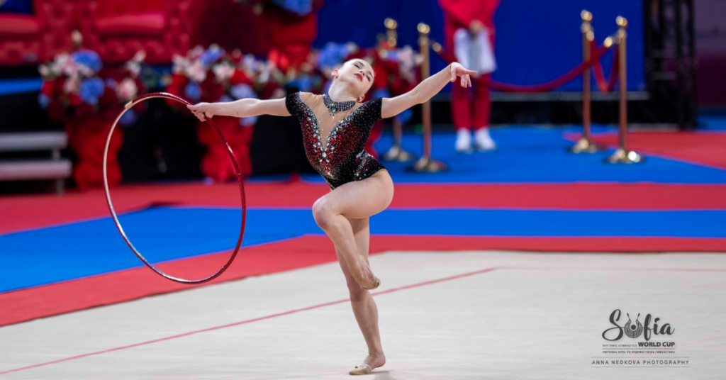 Stiliana Nikolova teve uma performance impecável com arco e bola em Sofia. | Foto: Anna Nedkova/BRGF