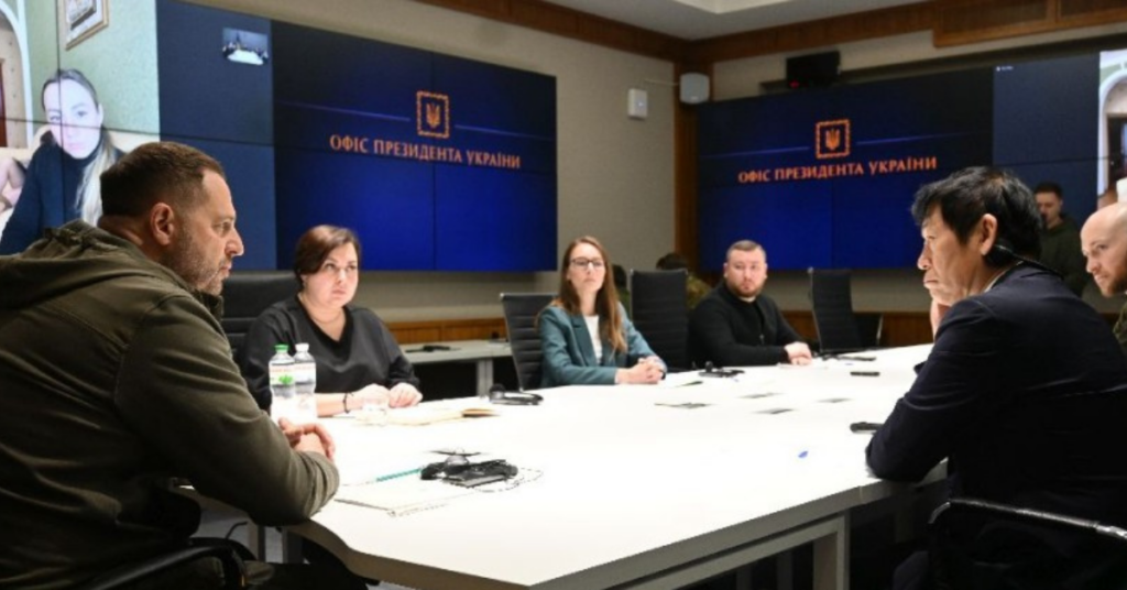 Watanabe se reuniu com o chefe do gabinete presidencial, Andriy Yermak, e o Ministro do Esporte, Vadym Guttsait. | Foto: FIG