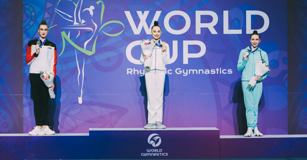Borisova (centro), Varfolomeev e Ikromova formaram o pódio do individual geral em Tashkent. | Foto: Viktoriia Popova