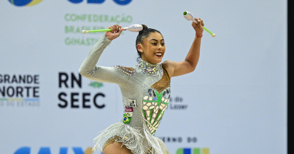 Barbara Domingos conseguiu 29.400 nas maças no Campeonato Brasileiro. | Foto: Adriano Bissoli/CBG