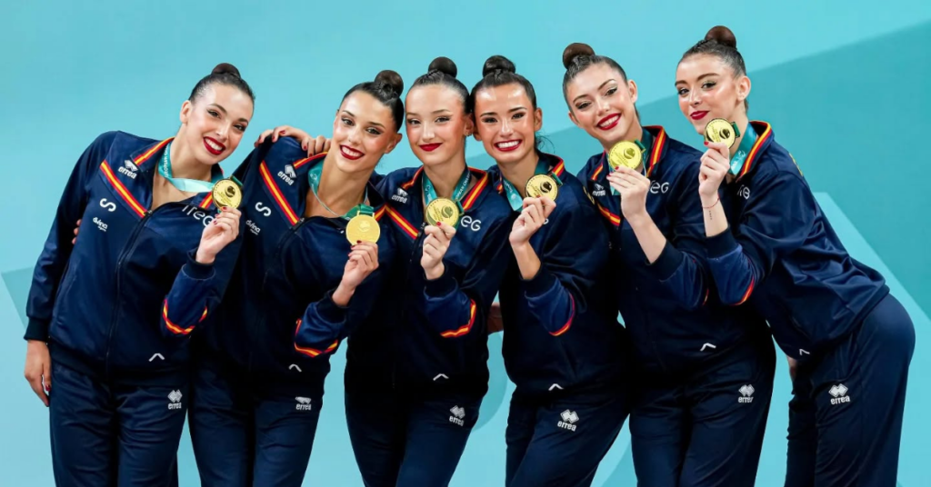 Ginastas da Espanha festejam a conquista da competição por equipes do Campeonato Europeu. | Foto: Simone Ferraro