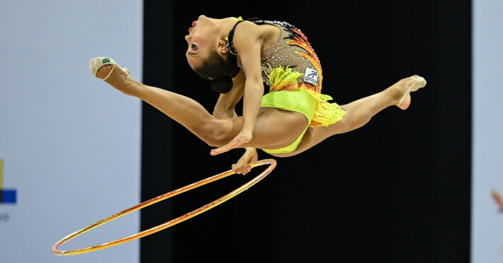 Geovanna Santos conseguiu sua maior nota no arco no primeiro dia de competição. | Foto: Adriano Bissoli/CBG
