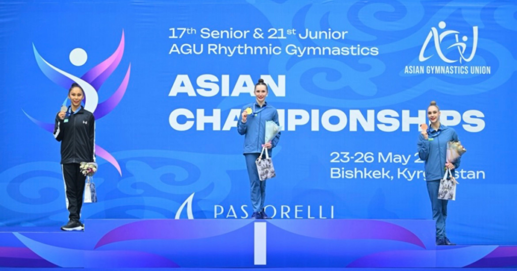 Takhmina Ikromova (centro), Aibota Yertaikyzy e Natalya Usova formaram o pódio do individual geral no Campeonato Asiático. | Foto: Sport Action Team