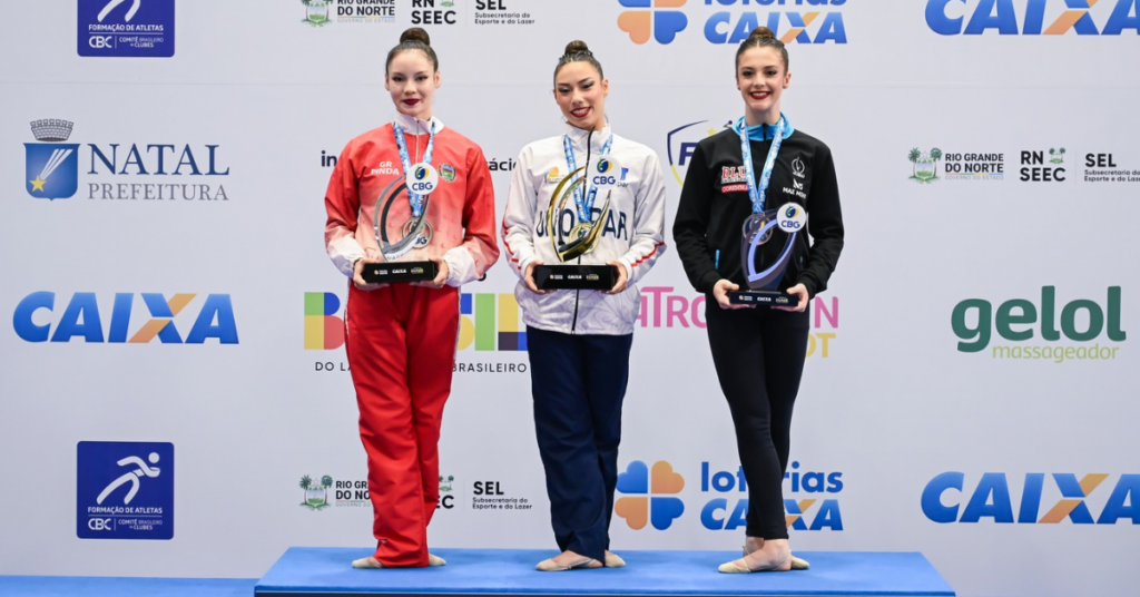 Rafaela Elias (ao centro) é a campeã brasileira adulto nível 2. | Foto: Adriano Bissoli/CBG