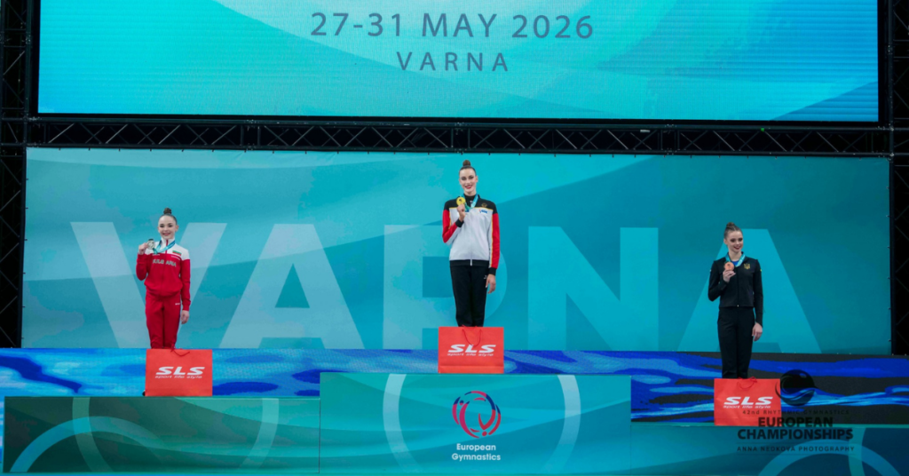 Darja Varfolomeev (centro), Stiliana Nikolova e Taisiia Onofrrichuk formaram o pódio do individual geral do Campeonato Europeu. | Foto: Anna Nedkova/BGRF