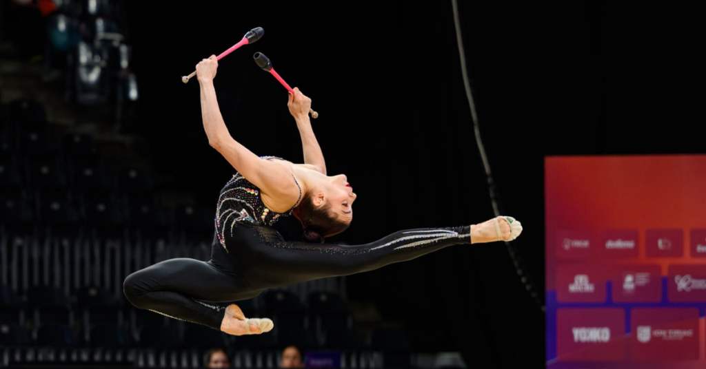 Maria Eduarda Alexandre mostra a forma perfeita do saldo em sua série de maças. | Foto: Paul Iorgescu