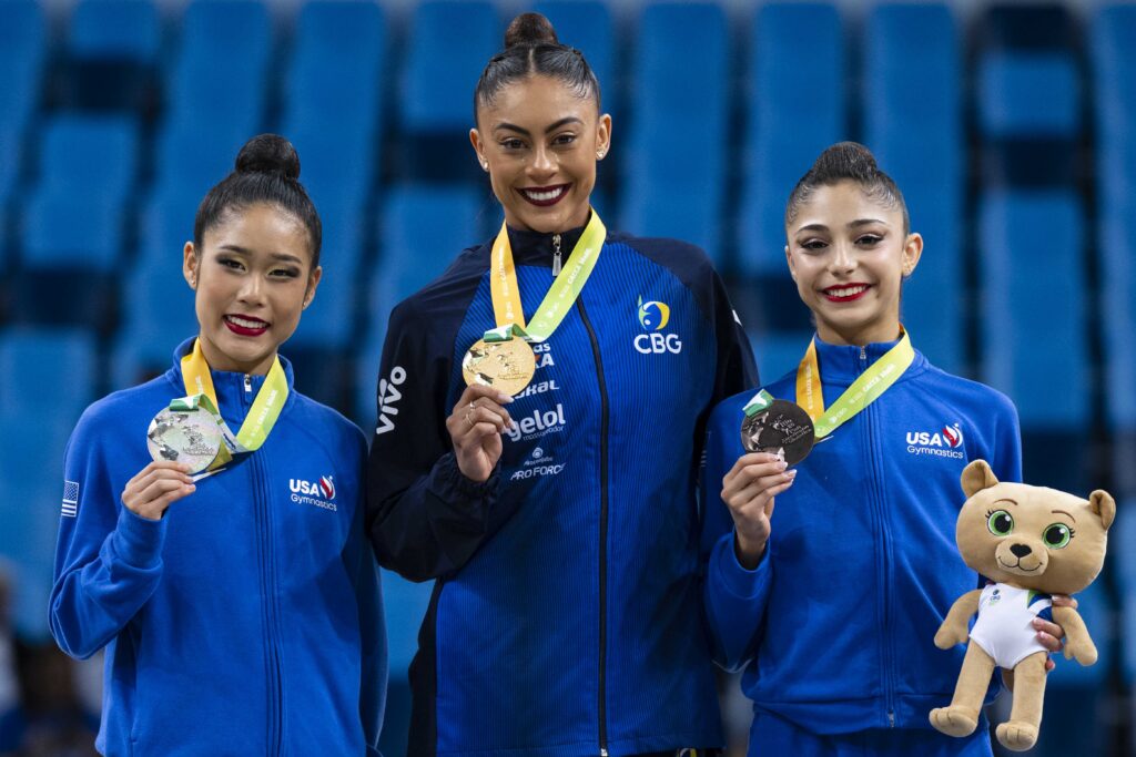 Barbara Domingos conquistou o ouro do individual geral pela terceira vez. As estadunidenses Mega Chu e Natalie De La Rosa ganharam a prata e o bronze, respectivamente. | Foto: MeloGym/CBG