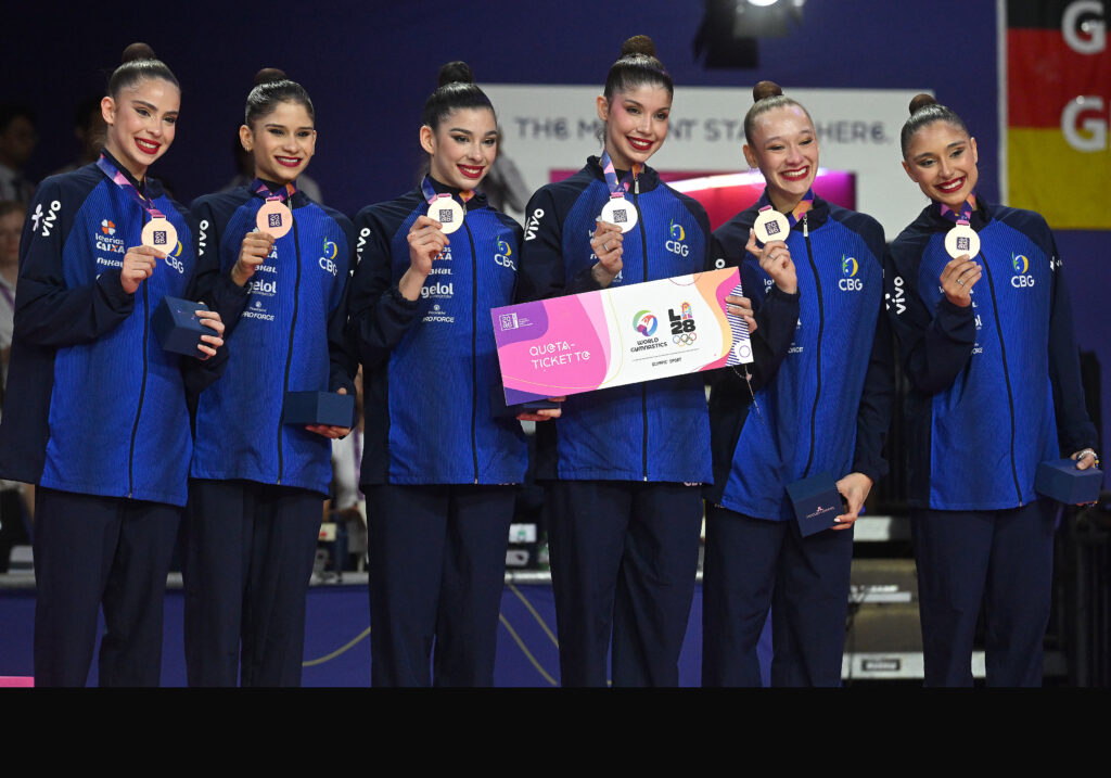 Sofia, Nicole, Maria Paula, Duda, Julia e Mariana celebram a medalha e vaga para Los Angeles no Mundial de Frankfurt. | Foto: Anna Kull