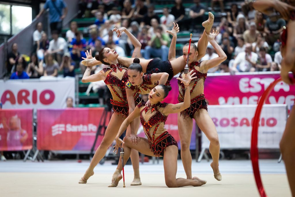 Brasil se apresenta na série de arcos e maças nos Jogos Sul-Americanos Santa Fé 2026 .| Foto: Jonne Roriz/COB